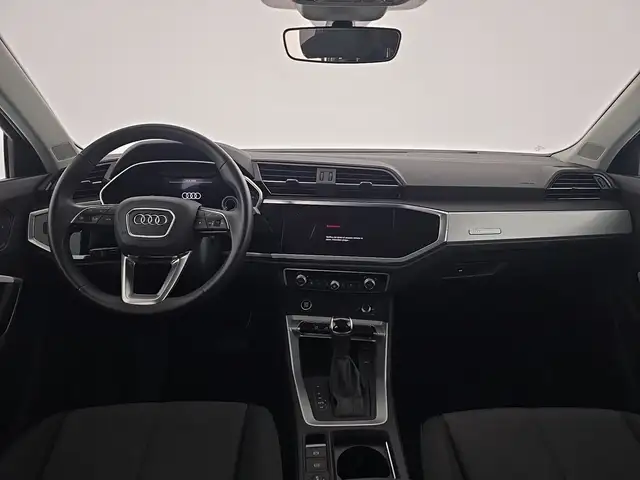 Audi Q3 view 11