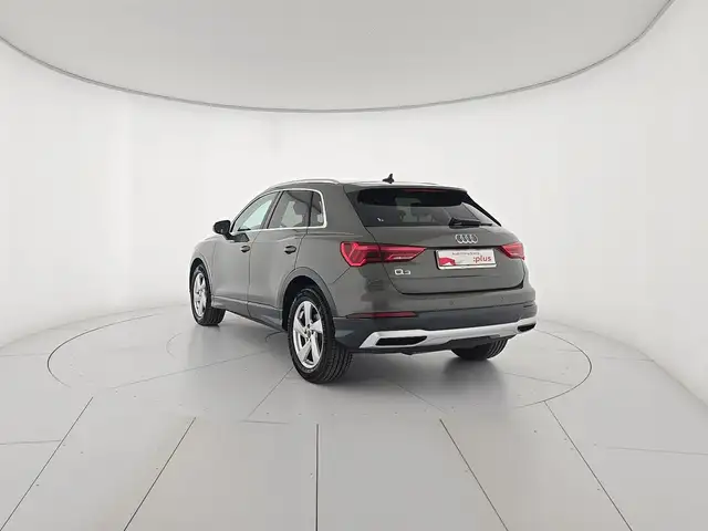 Audi Q3 view 3