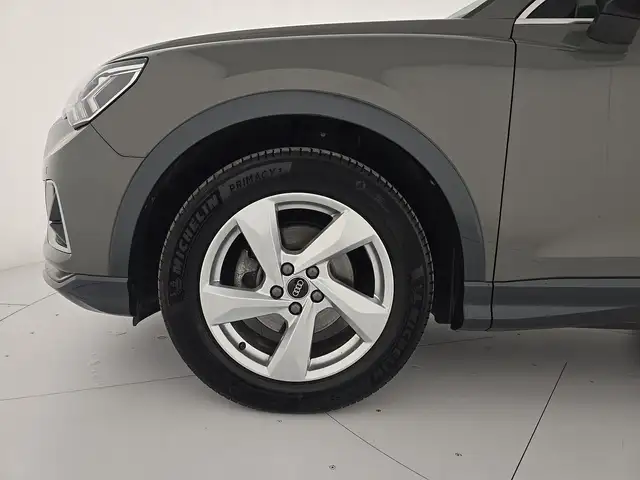 Audi Q3 view 8