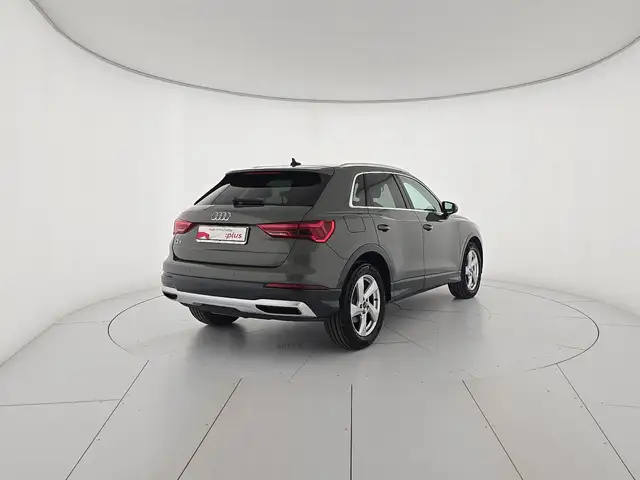 Audi Q3 view 5