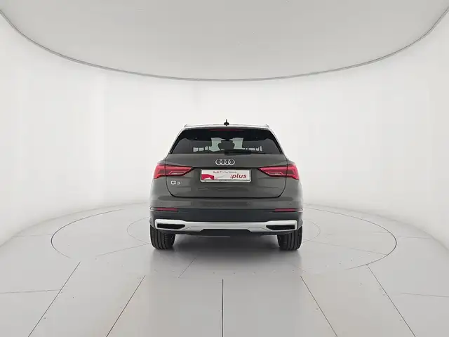 Audi Q3 view 4