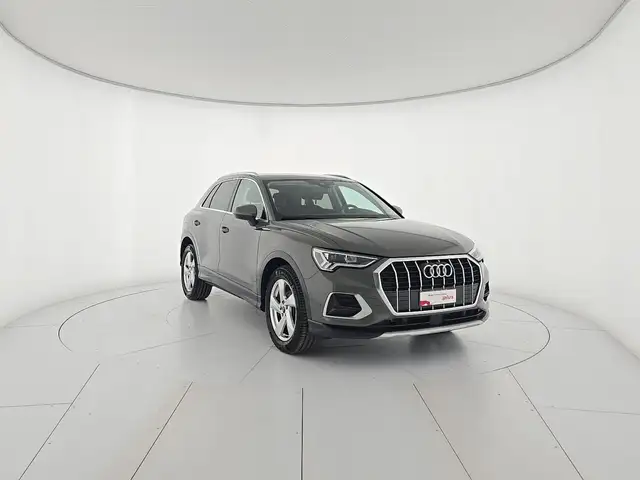 Audi Q3 view 6