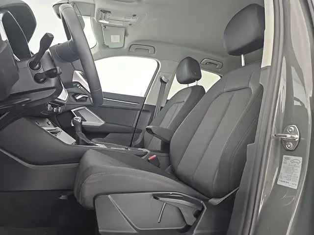 Audi Q3 view 9