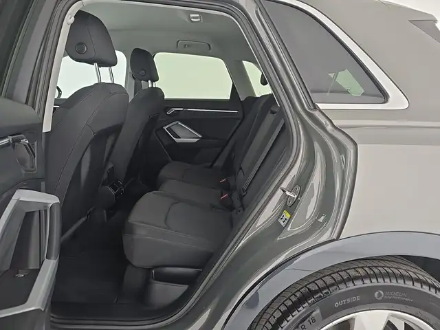 Audi Q3 view 10