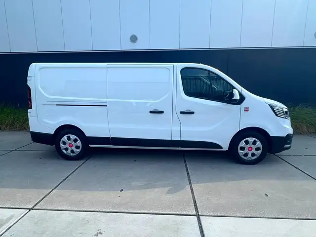 Renault Trafic view 2