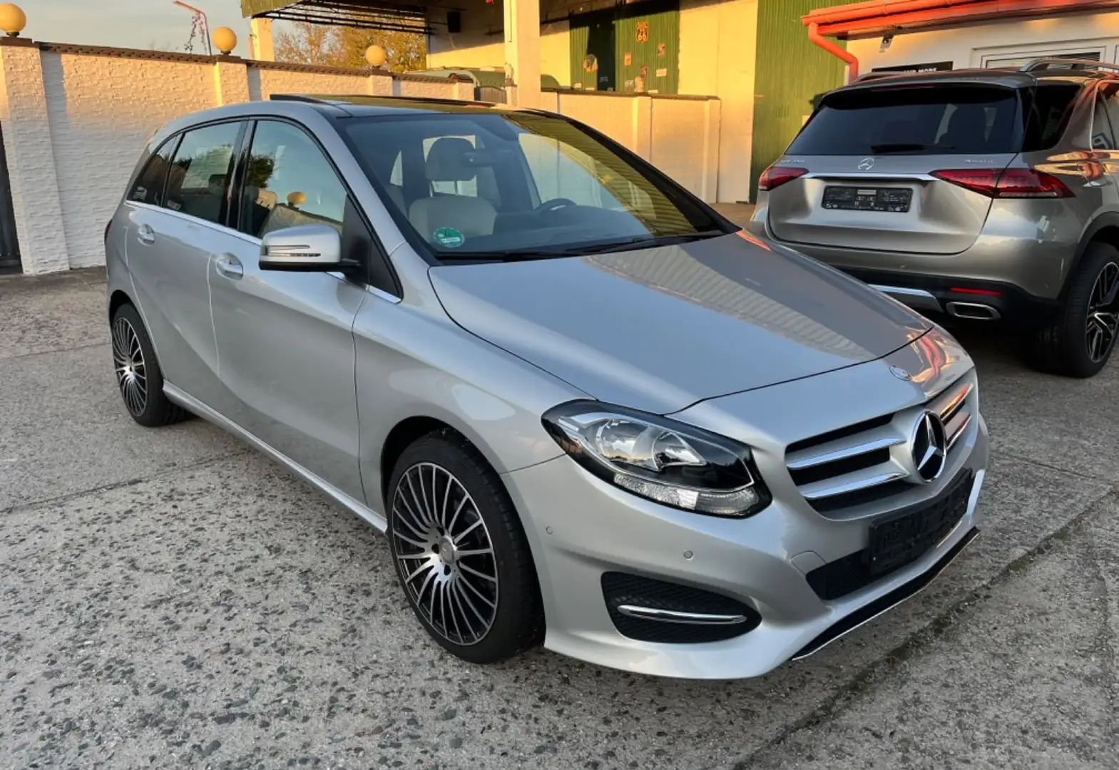 Mercedes-Benz B 250 2.0 L Panorama Comand PDC V+H  25.900 km Stříbrná - 1