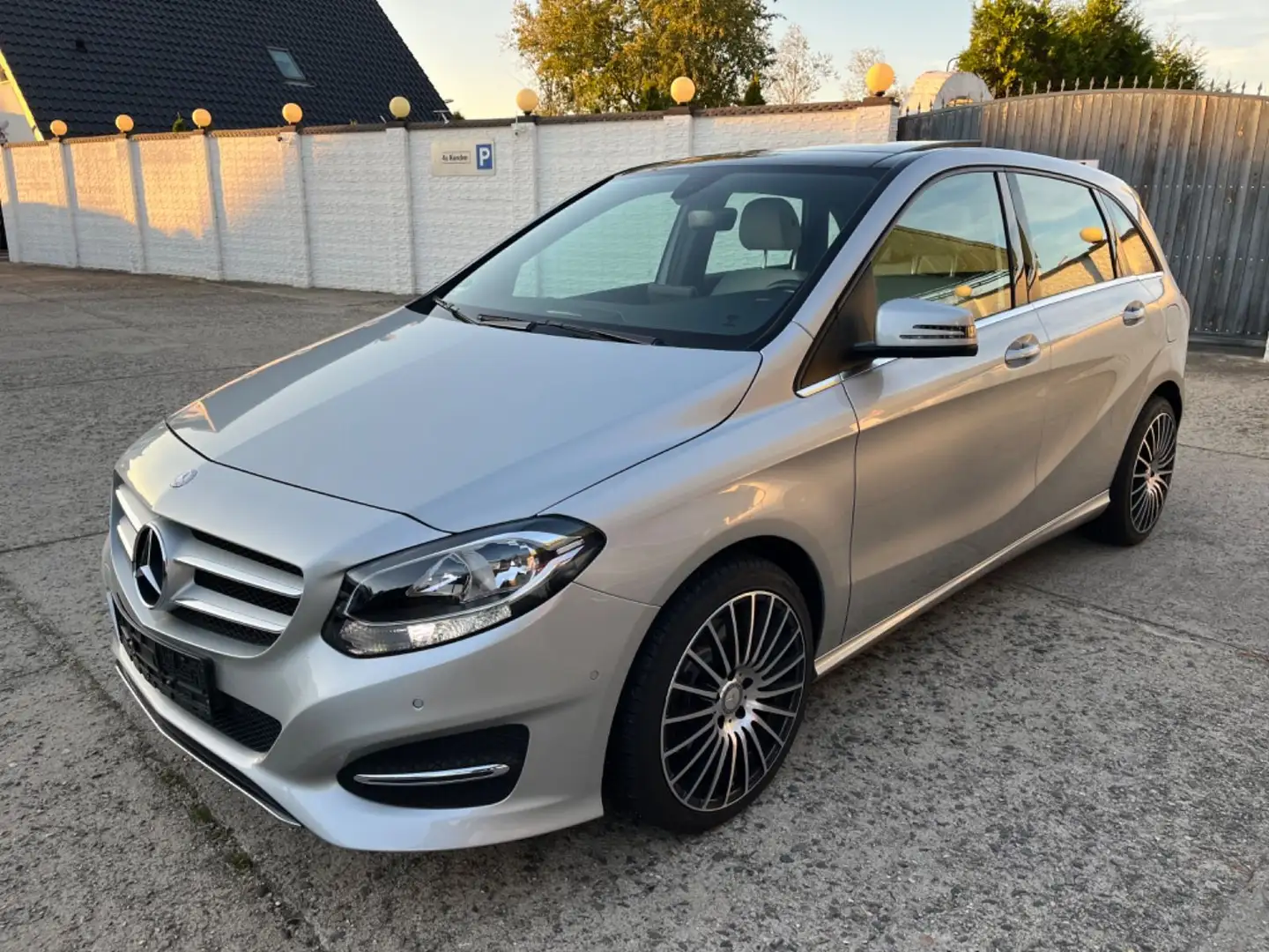 Mercedes-Benz B 250 2.0 L Panorama Comand PDC V+H  25.900 km Stříbrná - 2