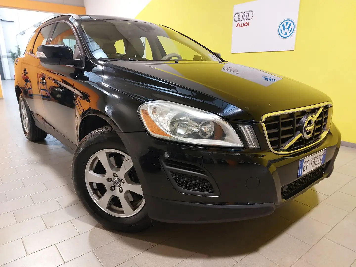 Volvo XC60 XC60 2.4 D4 AWD GEARTRONIC MOMENTUM GANCIO TRAINO Nero - 2