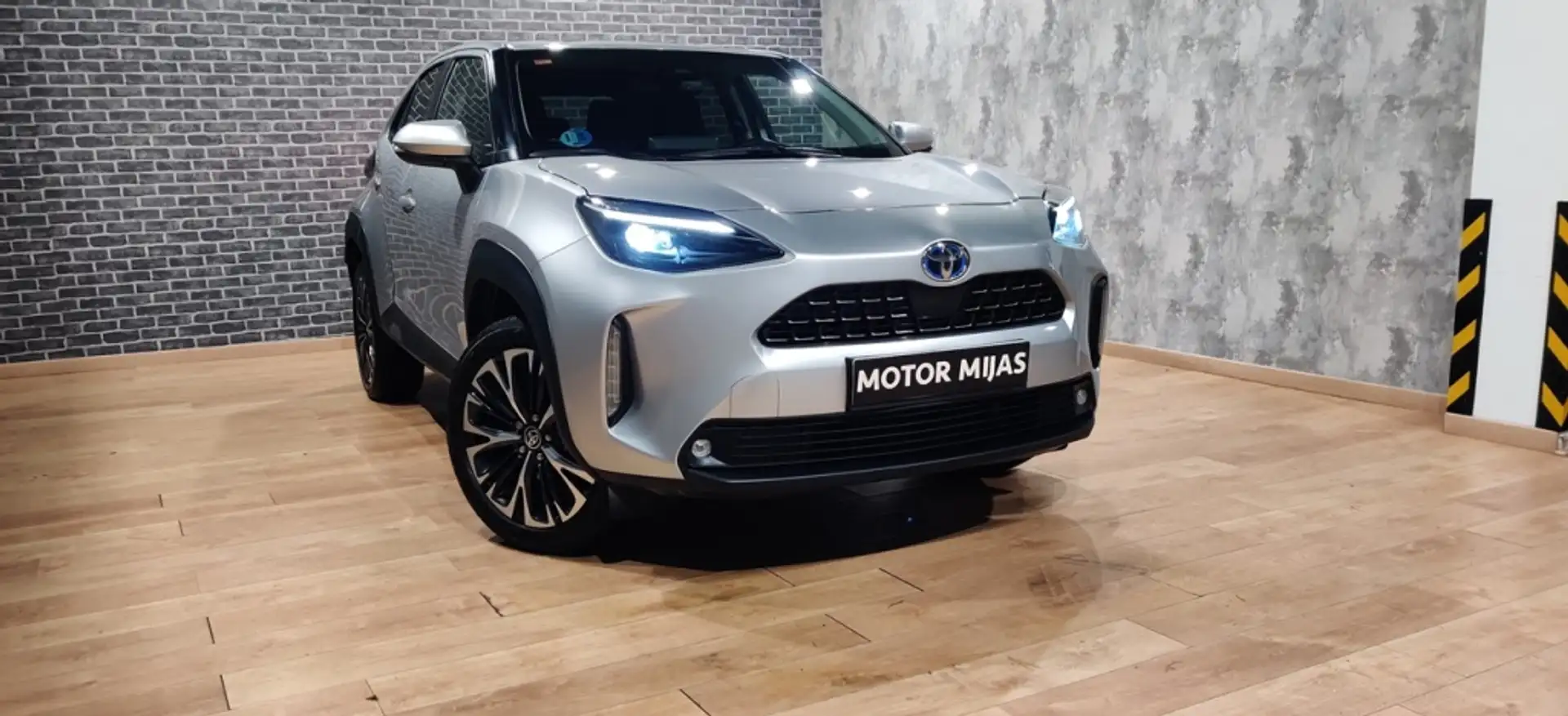 Toyota Yaris Cross 120H Style Gris - 1