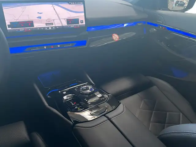 BMW 5 Series view 14