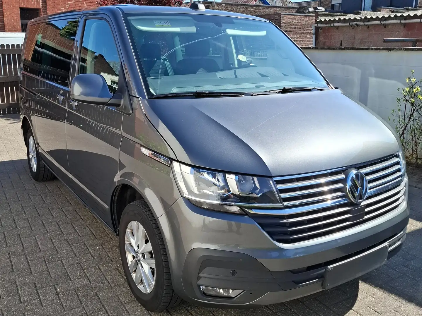 Volkswagen T6.1 Multivan DSG Comfortline trekhaak camera Navi ACC Klima Gris - 2