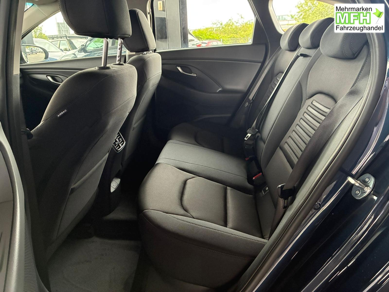 Hyundai i30 Kombi Comfort 1.5 GDI / Navi Tempomat Shz Vorne... — photo 6