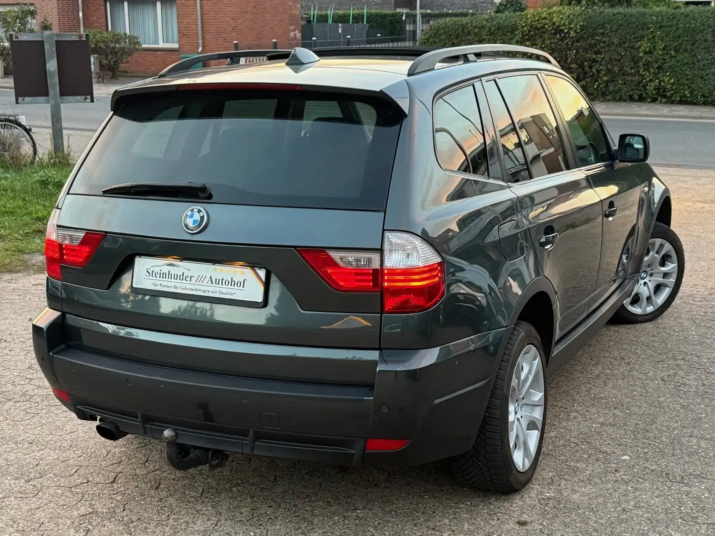 BMW X3 2.0d Sport Paket, Navi, Panoramadach, Ahk Grau - 2