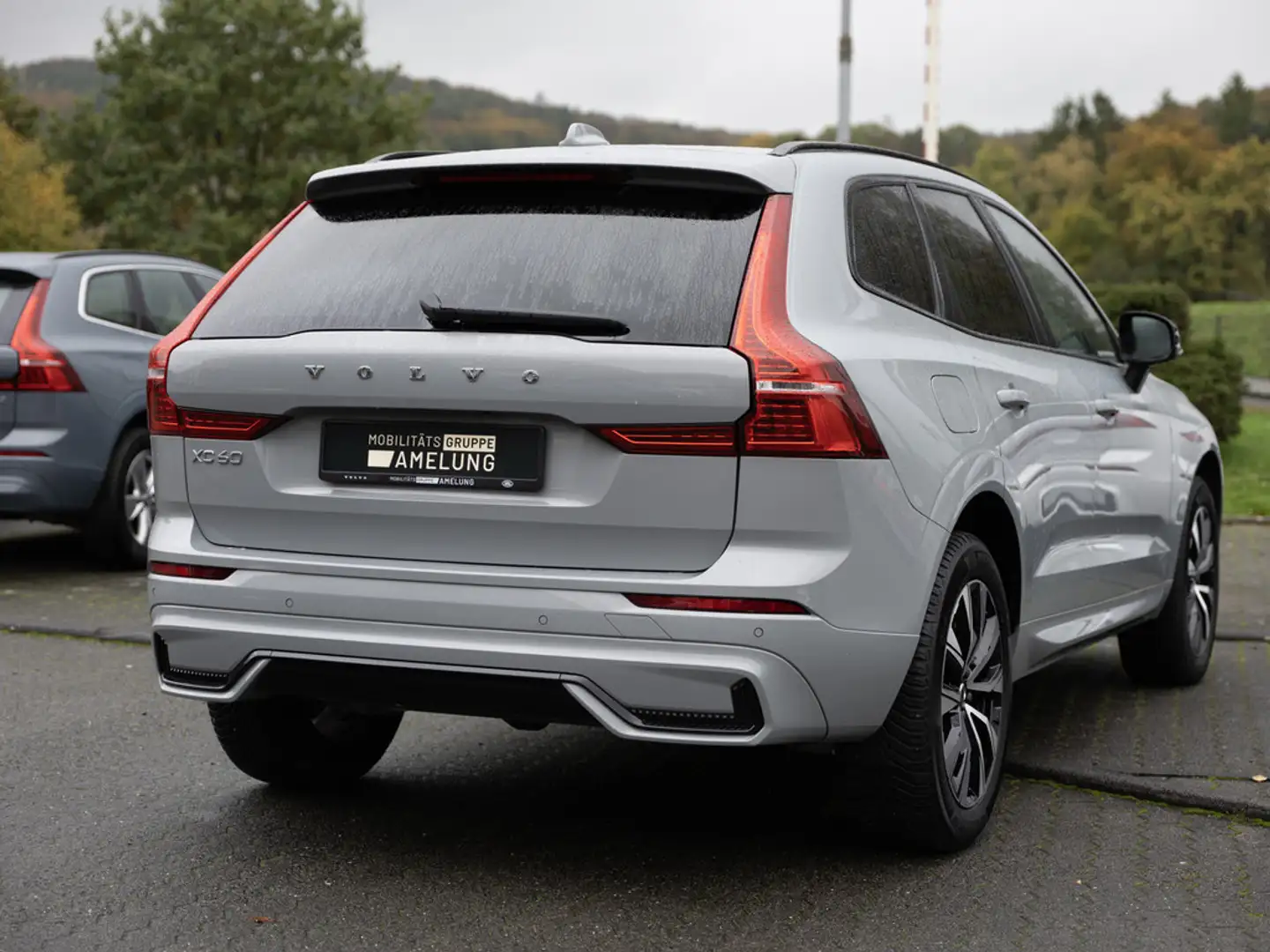 Volvo XC60 B4 Plus Dark 2WD SHZ KAMERA H/K NAVI LED Grau - 2