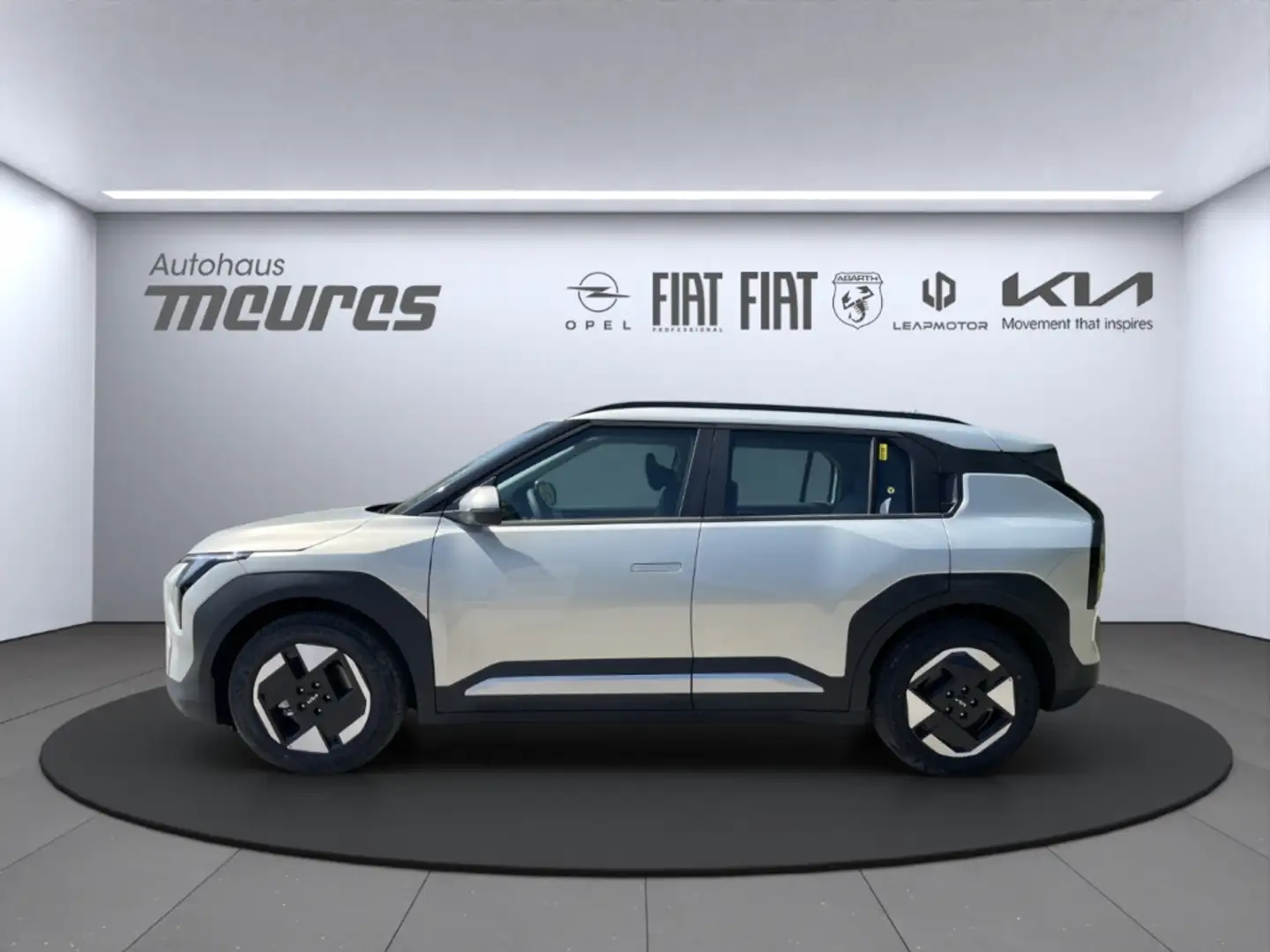 Kia EV3 58.3 kWh Air Wärempumpe Navi Klimaautom Rückfahrka Stříbrná - 2