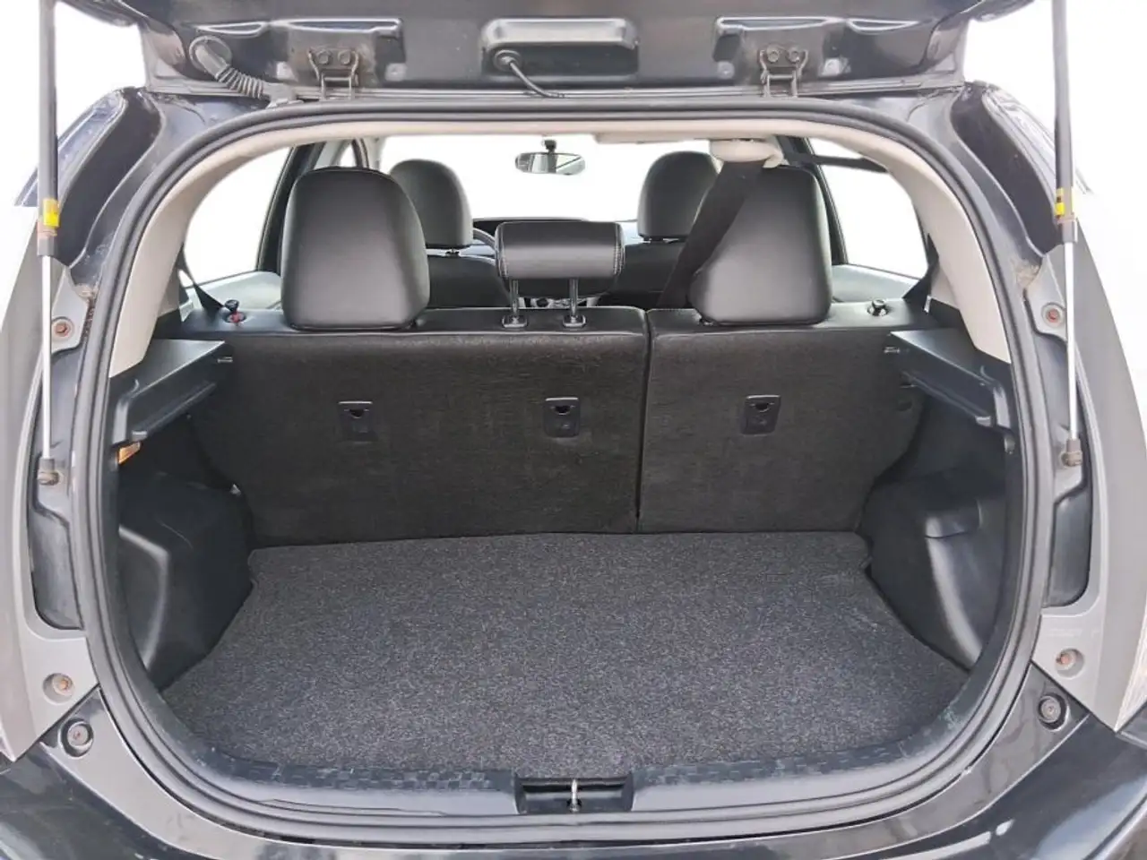 Toyota Prius c снимка Toyota Prius c
