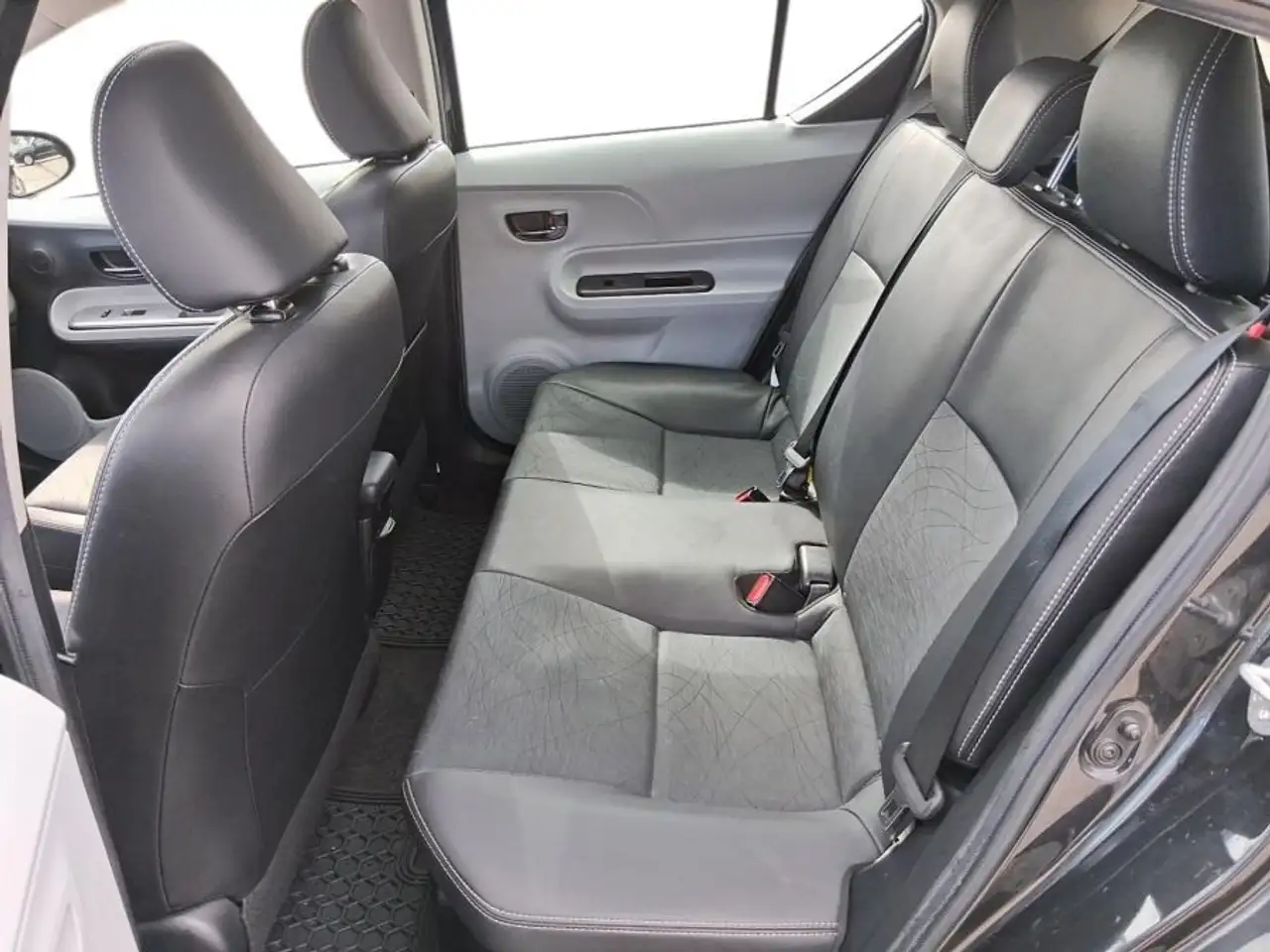 Toyota Prius c снимка Toyota Prius c