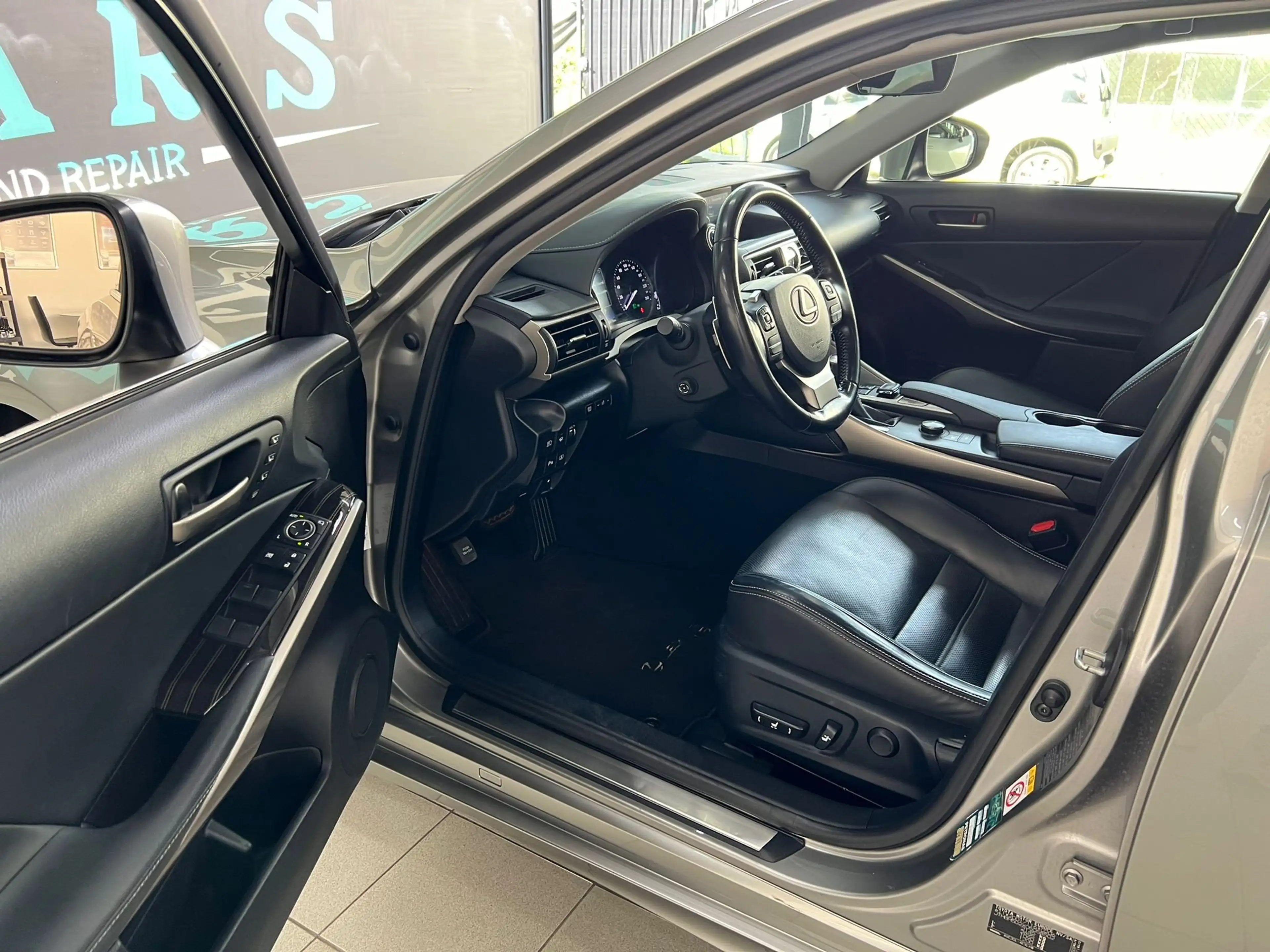 Lexus IS 300 IS 300h 2.5i Privilège Line E-CVT — photo 12