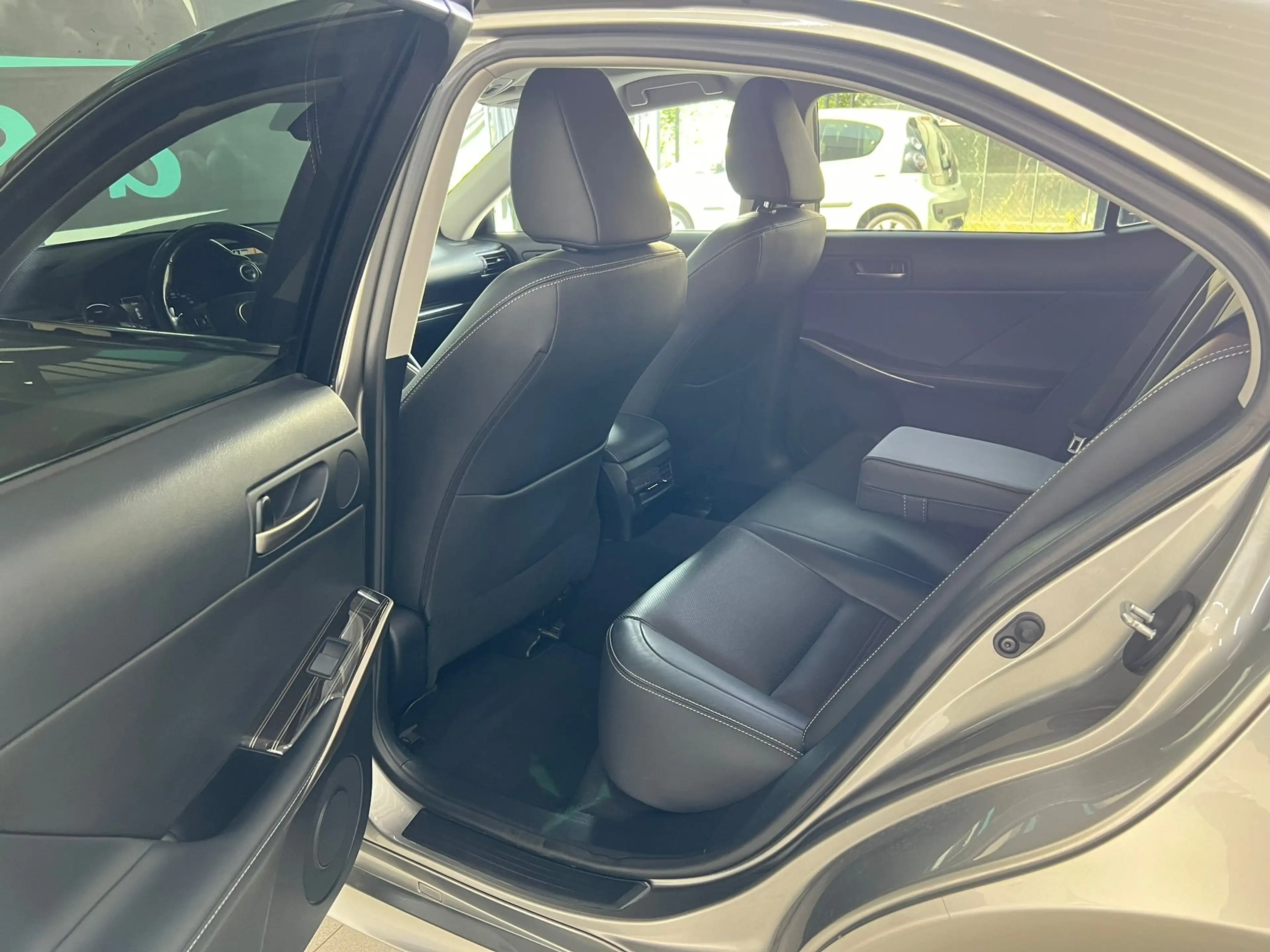 Lexus IS 300 IS 300h 2.5i Privilège Line E-CVT — photo 13