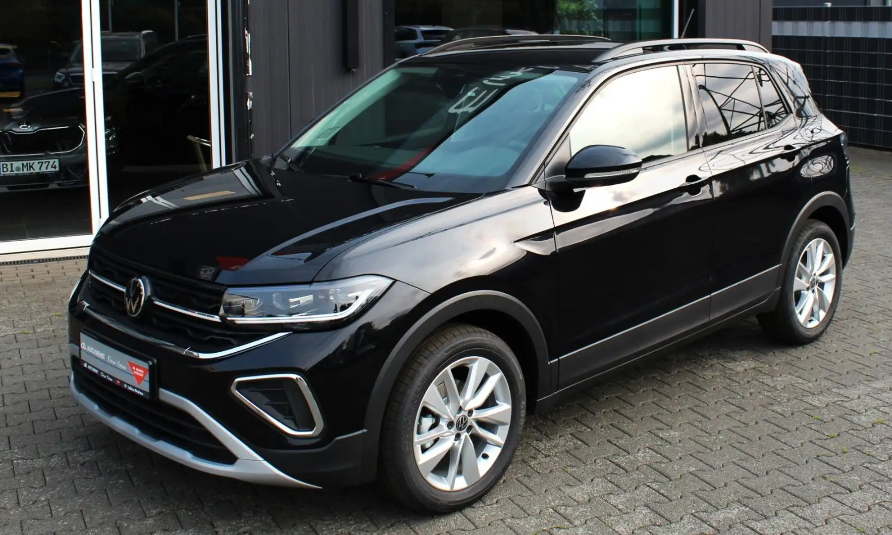 Volkswagen T-Cross 1.0 TSI 85 kW/115PS Life, DSG Zwart - 1