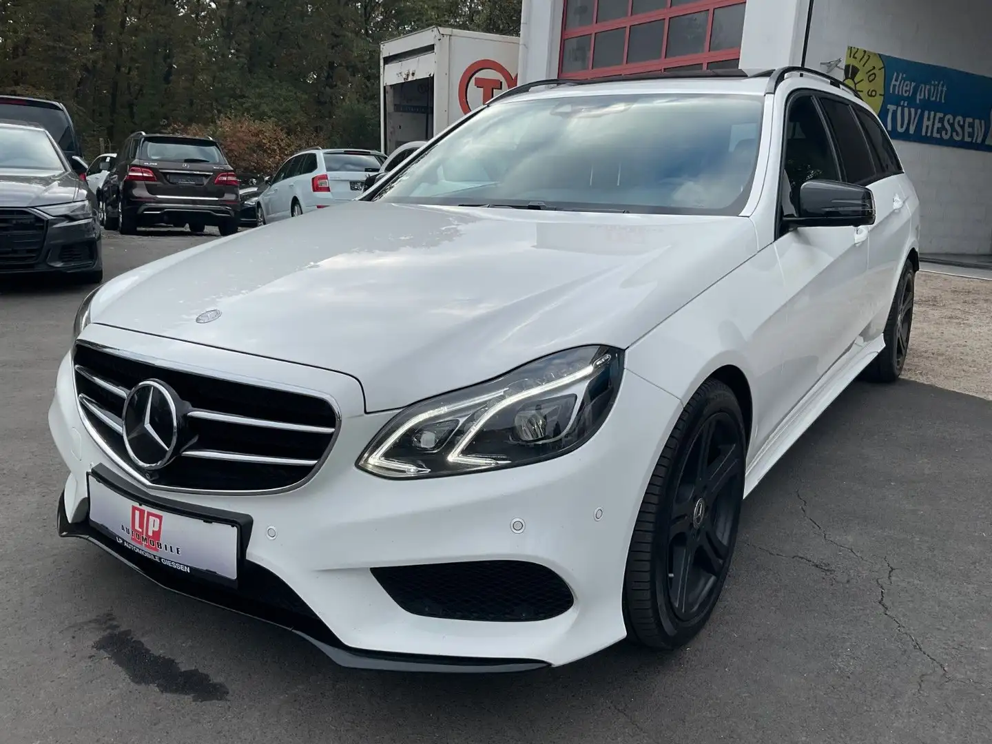 Mercedes-Benz E 250 E-250 4Matic AMG-Paket Navi Klima 360.Grad ACC Blanc - 1