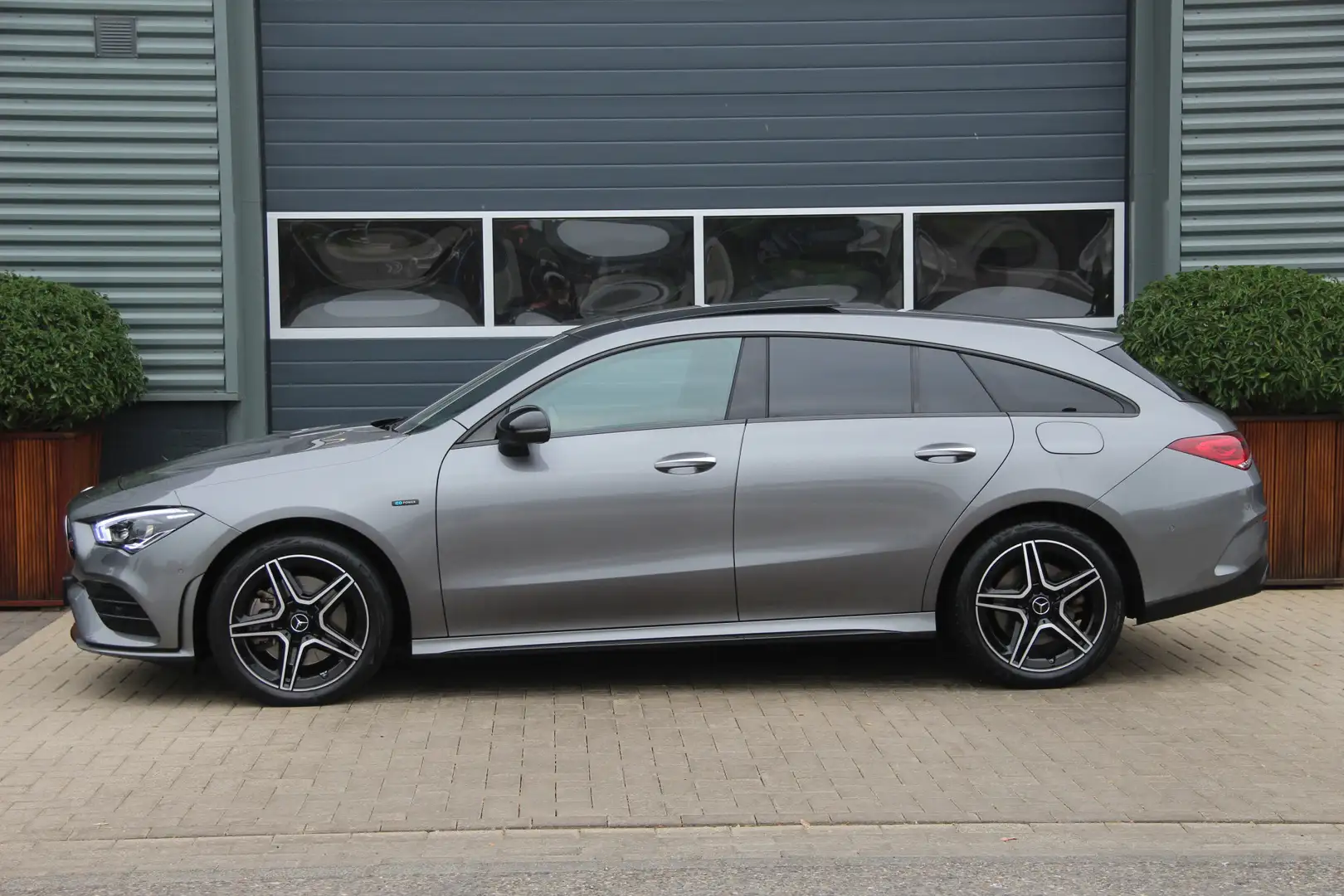 Mercedes-Benz CLA 250 Shooting Brake 250e AMG Line Edition | Panoramadak Gris - 2