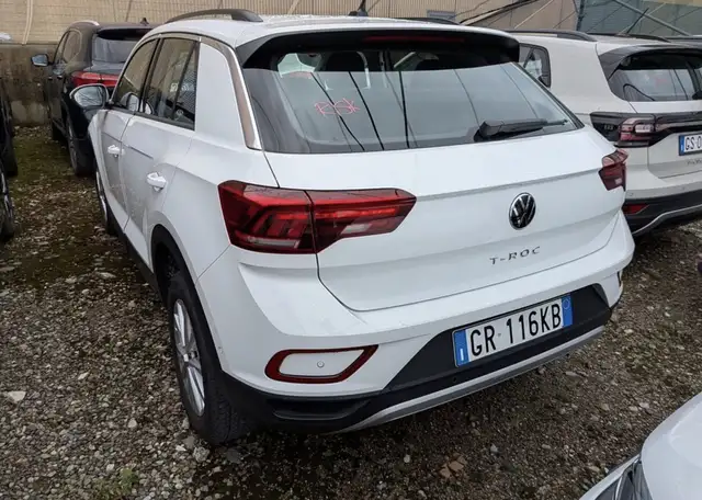 Volkswagen T-Roc view 4