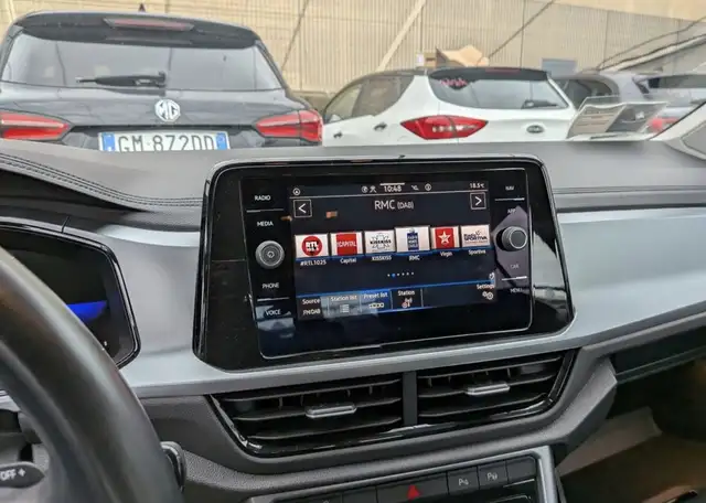 Volkswagen T-Roc view 9