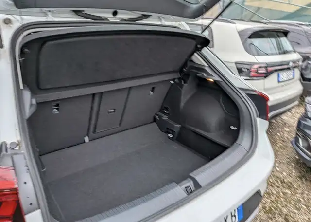 Volkswagen T-Roc view 11