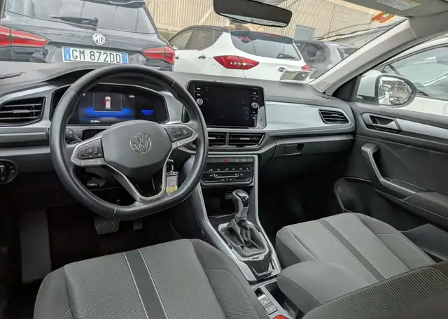 Volkswagen T-Roc view 7