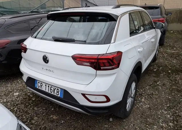 Volkswagen T-Roc view 3
