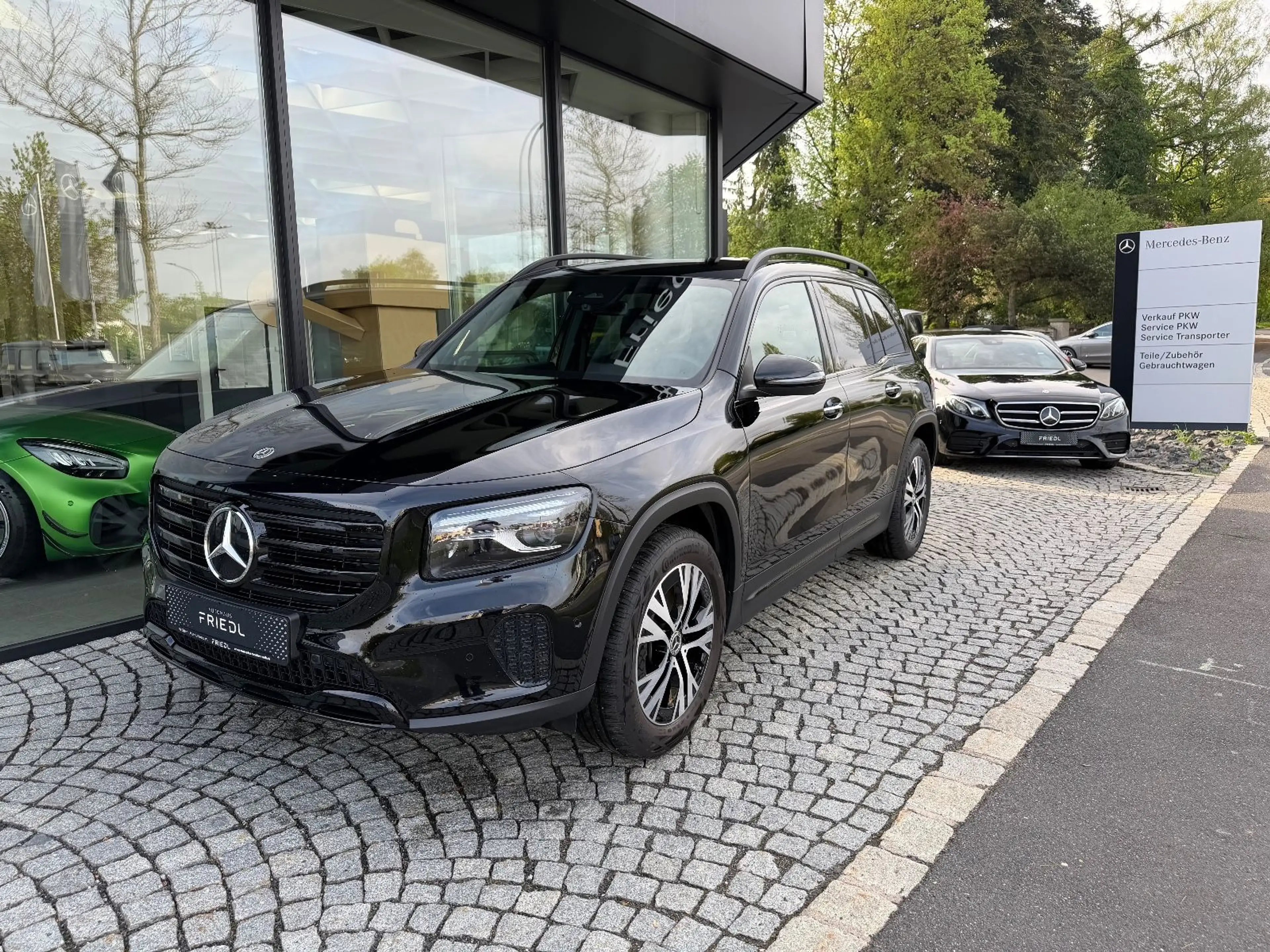 Mercedes-Benz GLB 200 d Progr. Distro., Multibeam, AHK, Night — photo 3
