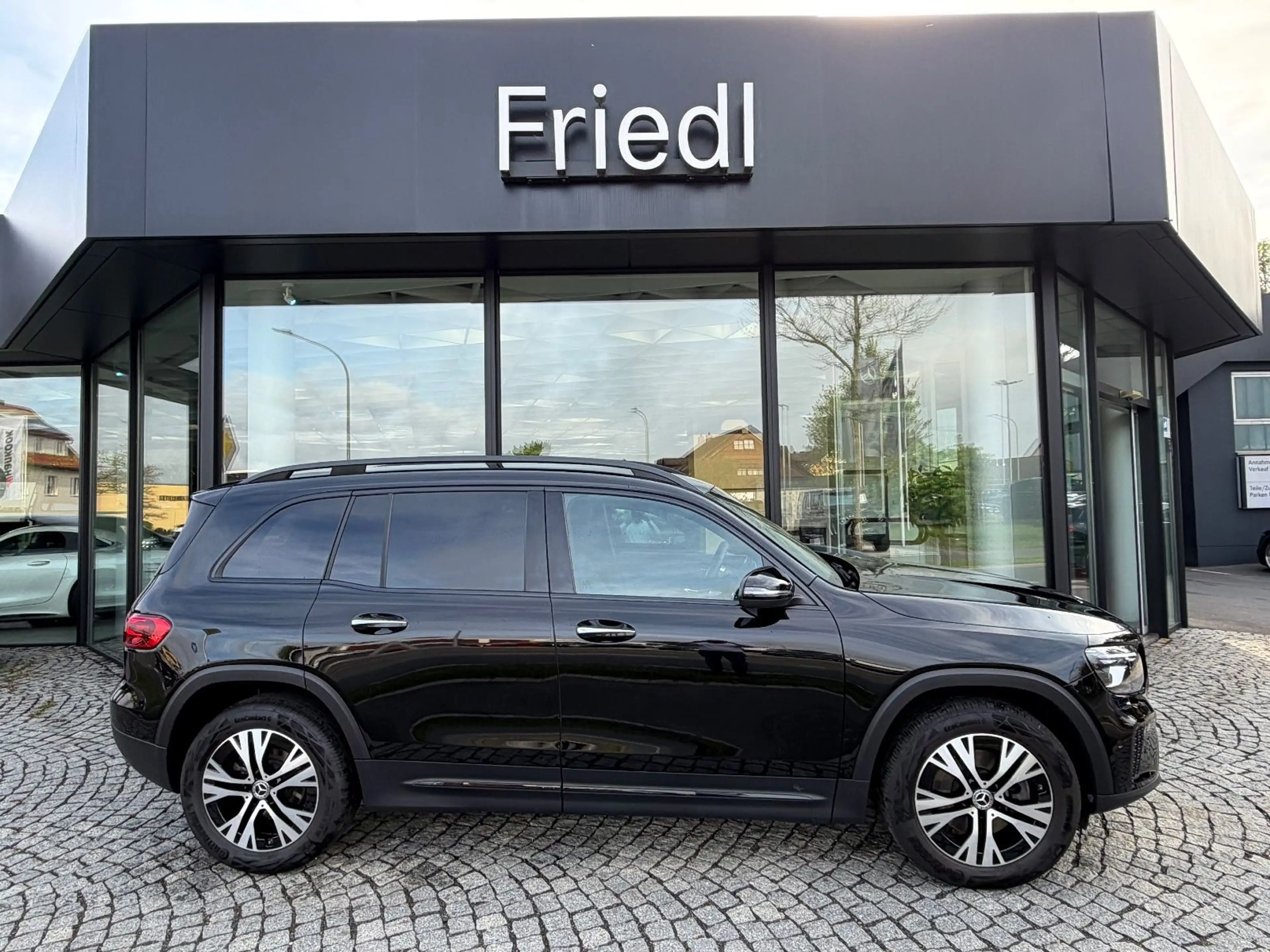 Mercedes-Benz GLB 200 d Progr. Distro., Multibeam, AHK, Night — photo 2