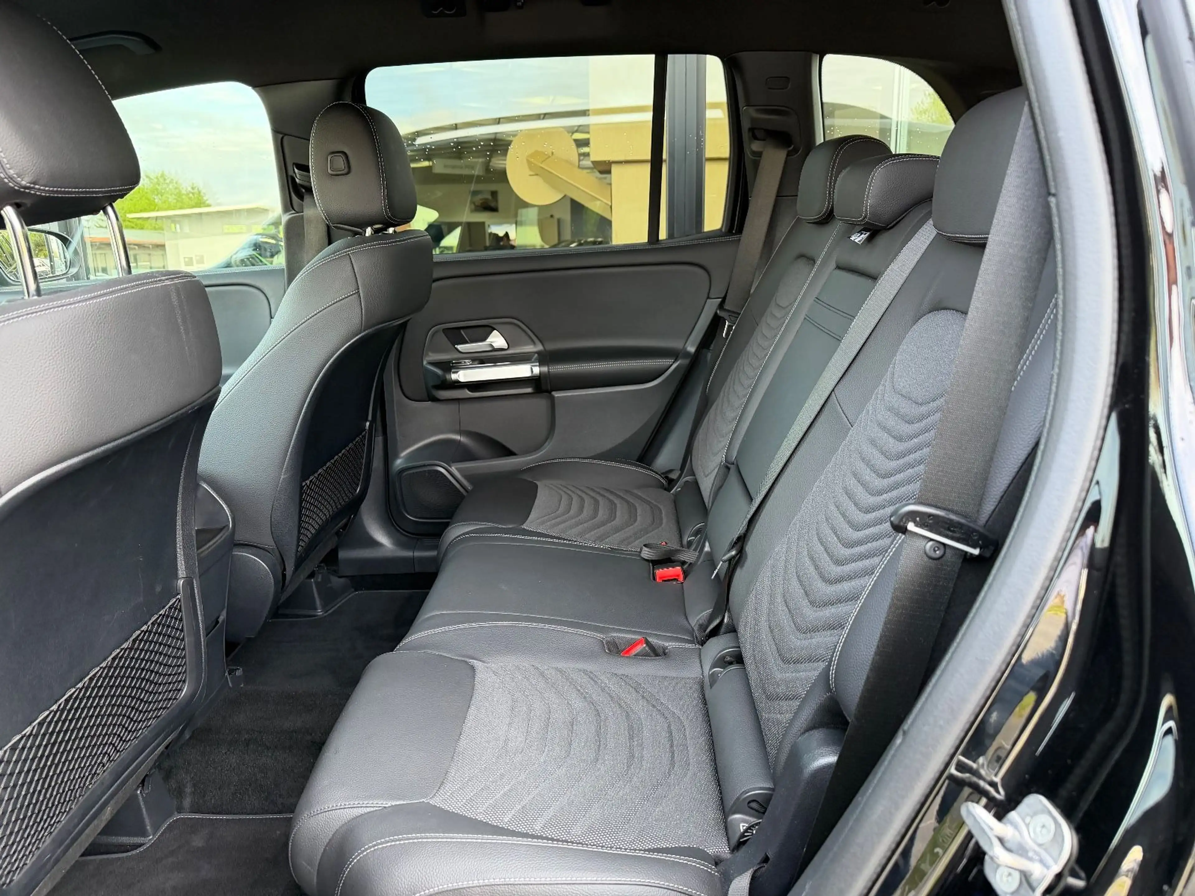 Mercedes-Benz GLB 200 d Progr. Distro., Multibeam, AHK, Night — photo 13