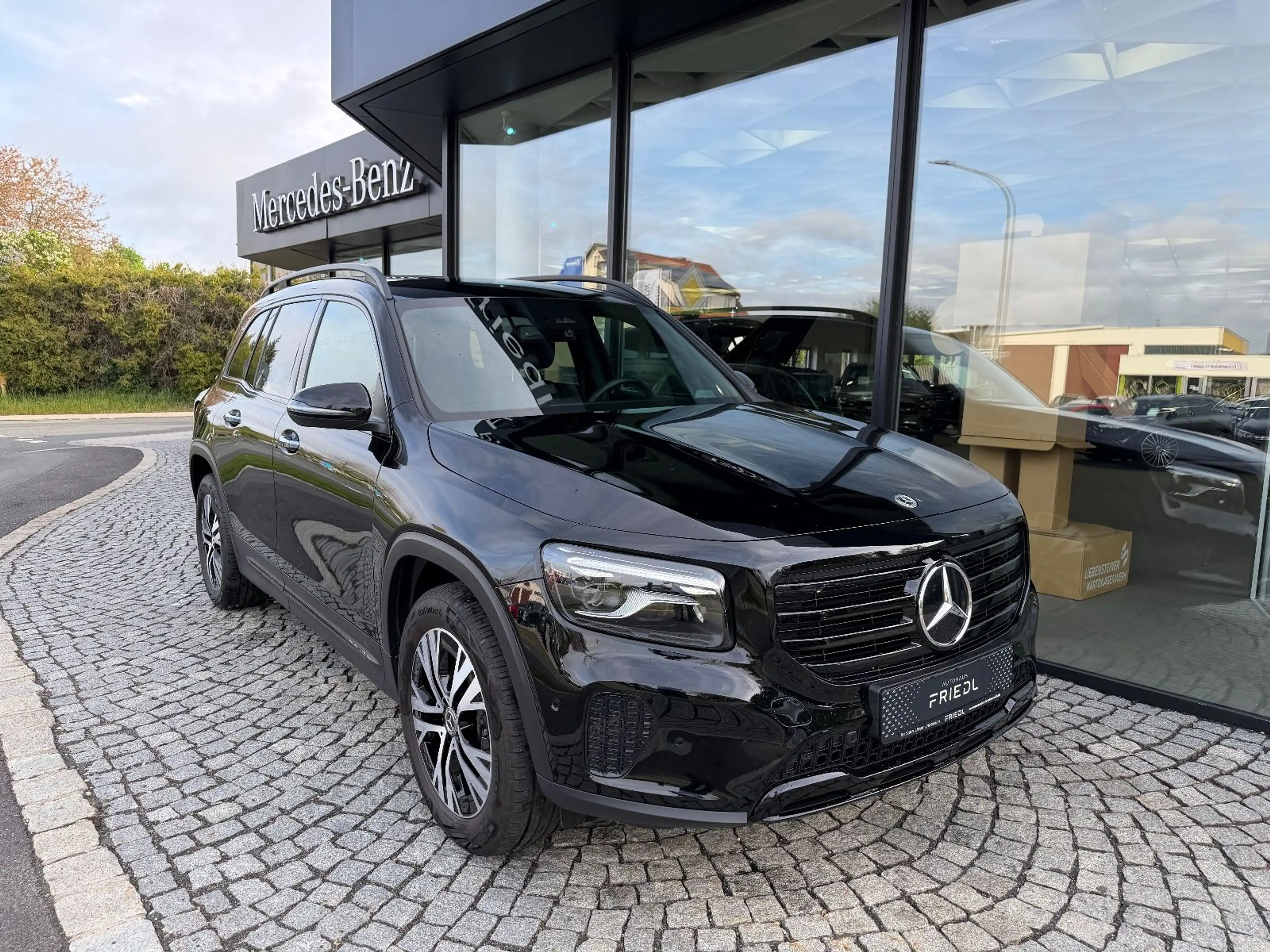 Mercedes-Benz GLB 200 d Progr. Distro., Multibeam, AHK, Night — photo 4