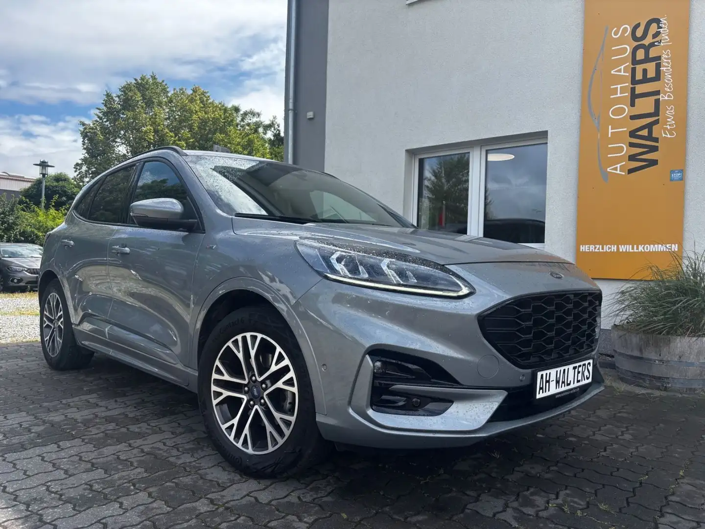 Ford Kuga ST-Line = Automatik - Spurhalte -ParkAssist Silber - 1