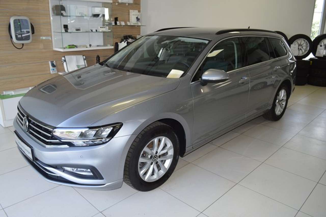 Volkswagen Passat Variant 2023 — Business 1.5 TSI DSG LED Navi Anhängervorrichtung