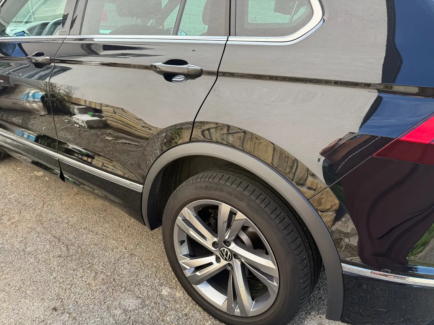 Volkswagen Tiguan Tiguan 2.0 TDI SCR 4Motion R-Line DSG Zwart - 2