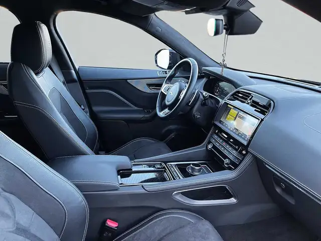 Jaguar F-Pace view 3
