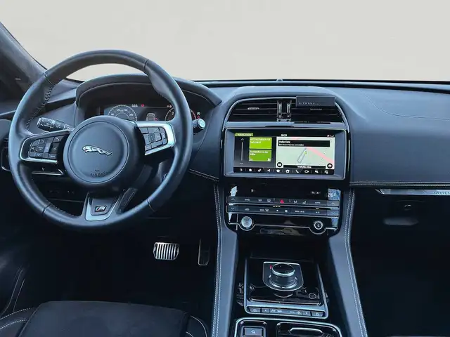 Jaguar F-Pace view 4