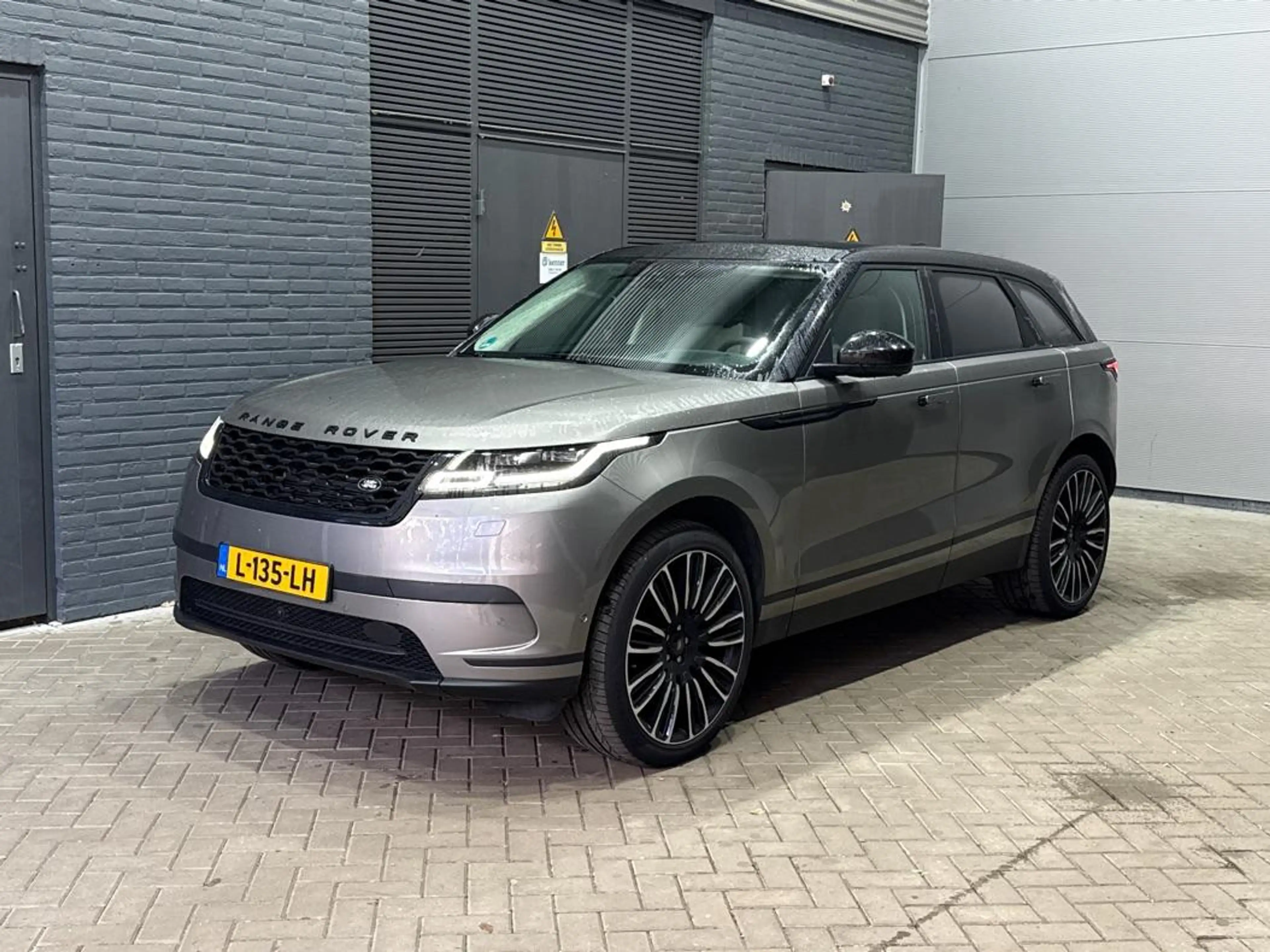 Land Rover Range Rover Velar 2.0 I4 Turbo AWD SE | Meridian Signature | Panoram — photo 4