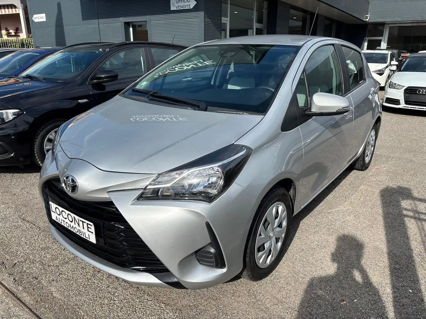 Toyota Yaris 5p 1.0 Lounge Argento - 1