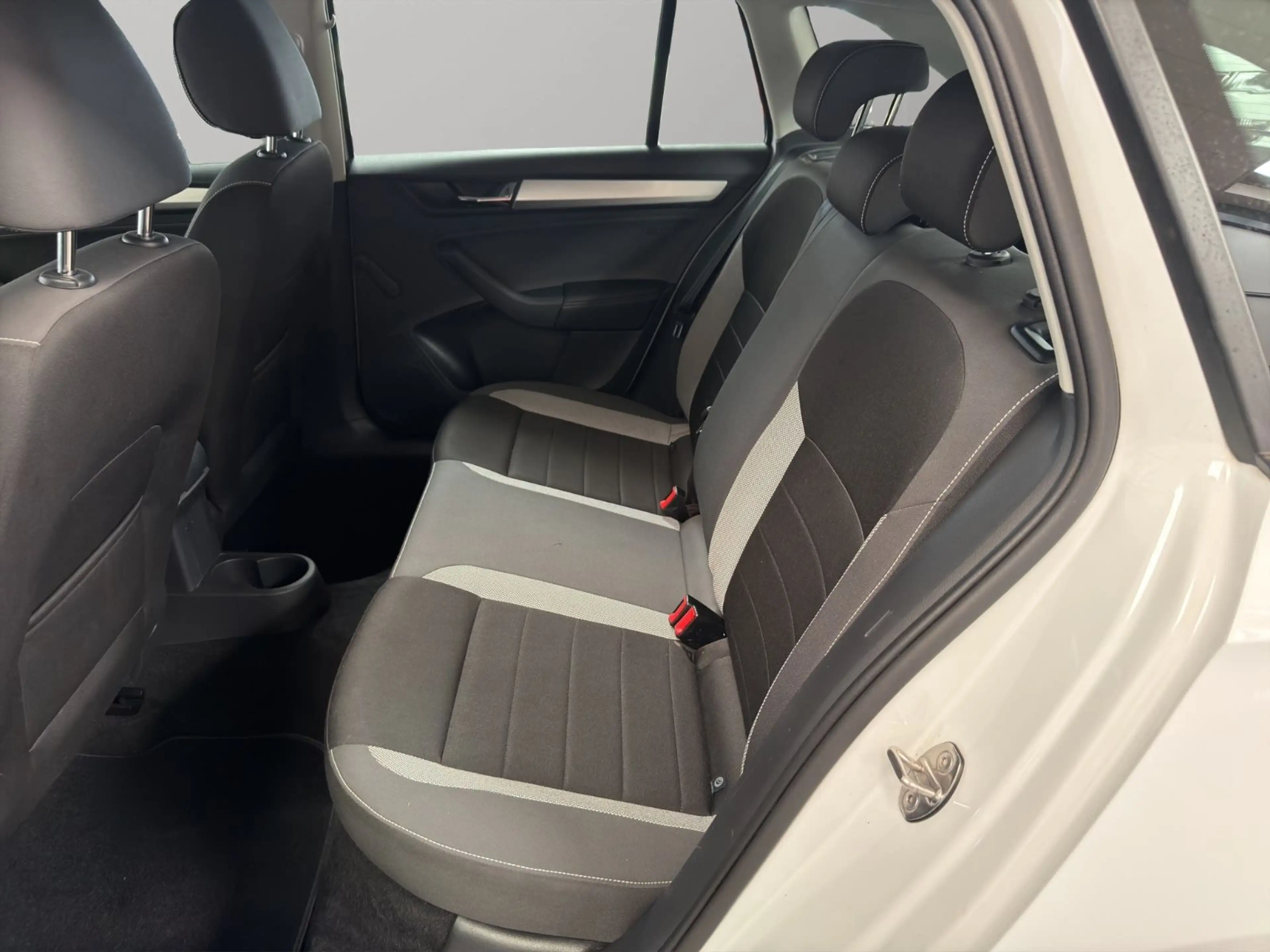 Skoda Rapid/Spaceback Spaceback SCHECKHEFT/SITZHZG/KLIMA/TÜV NEU — photo 13