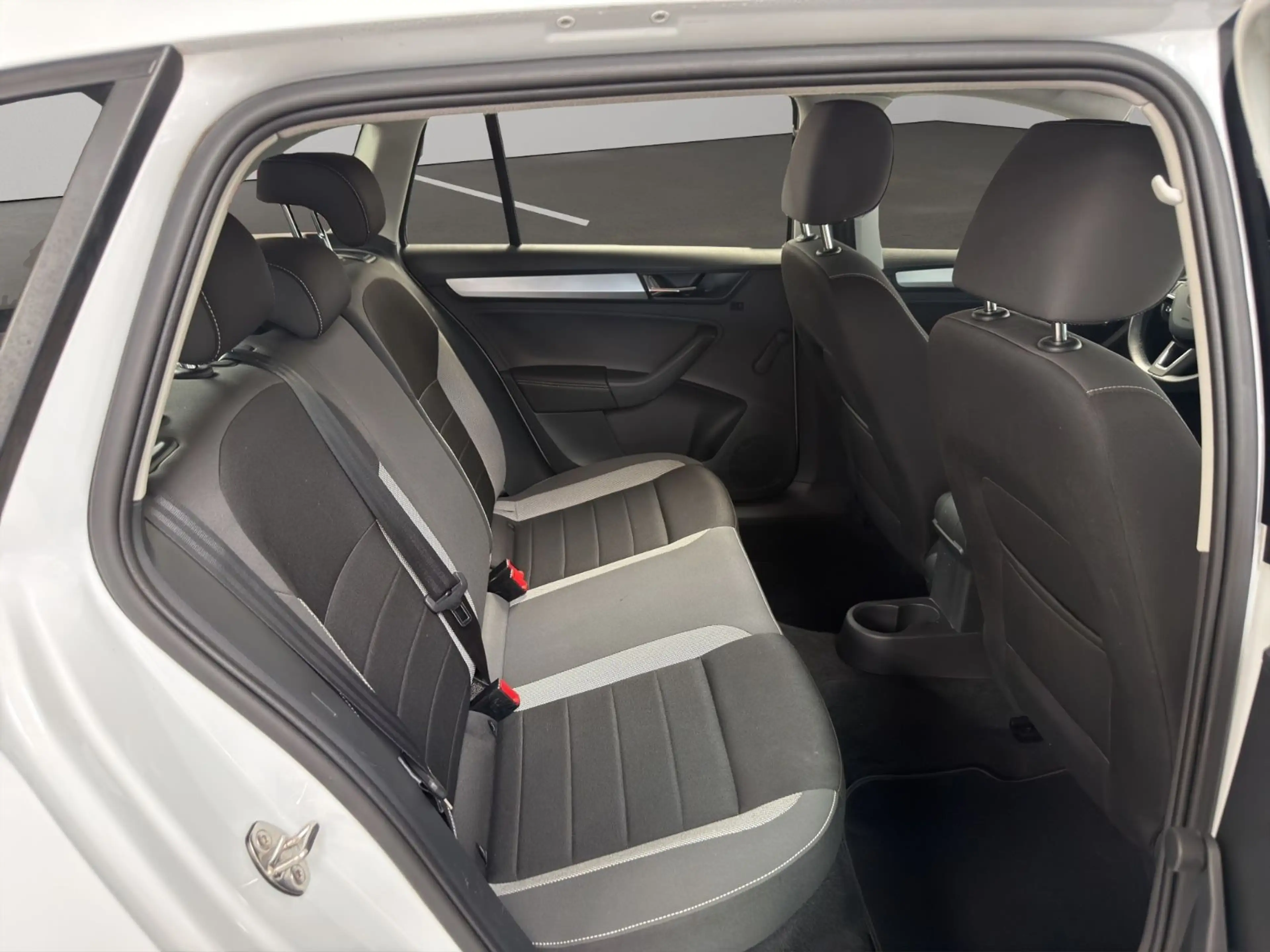 Skoda Rapid/Spaceback Spaceback SCHECKHEFT/SITZHZG/KLIMA/TÜV NEU — photo 14