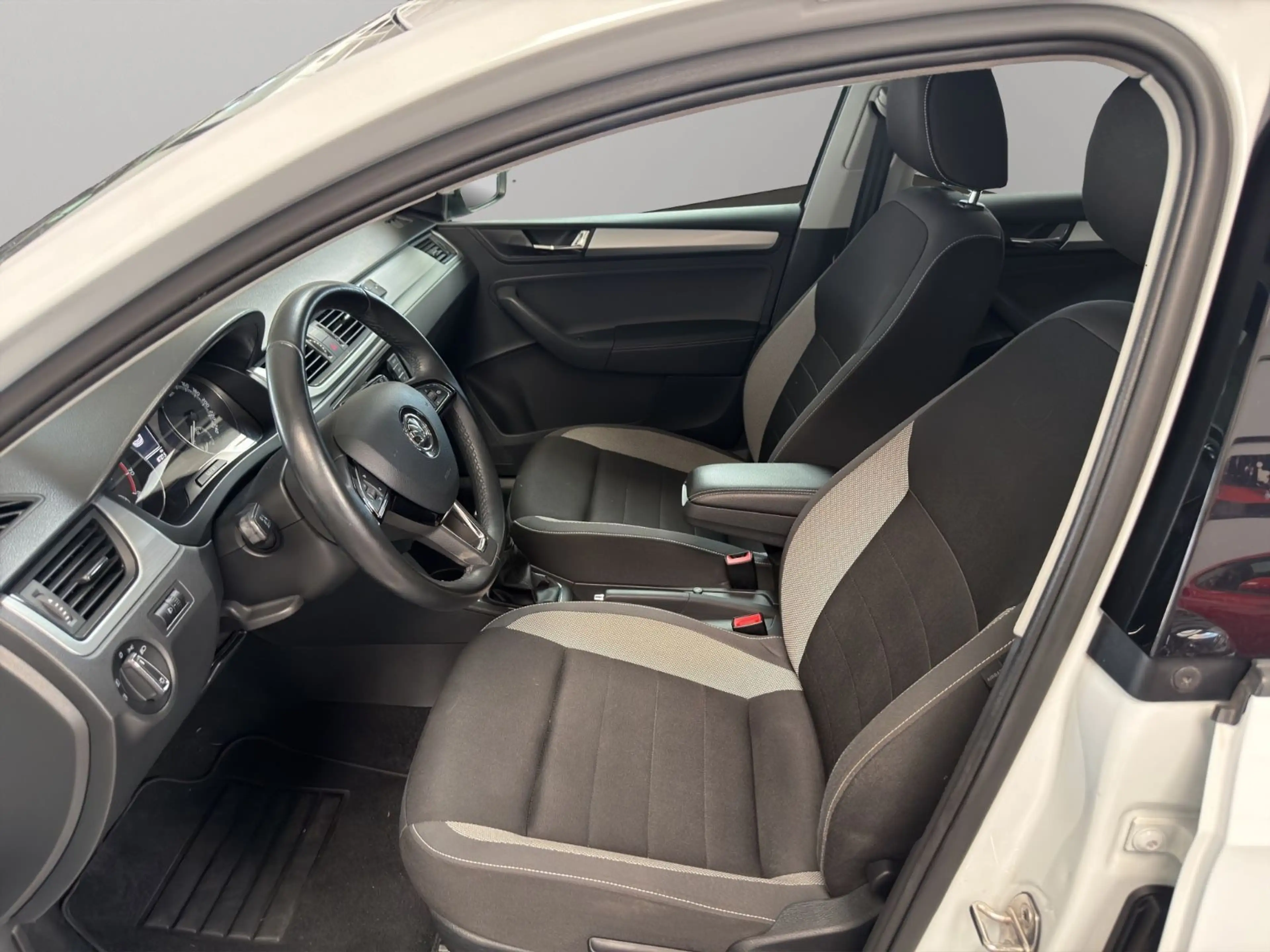 Skoda Rapid/Spaceback Spaceback SCHECKHEFT/SITZHZG/KLIMA/TÜV NEU — photo 10