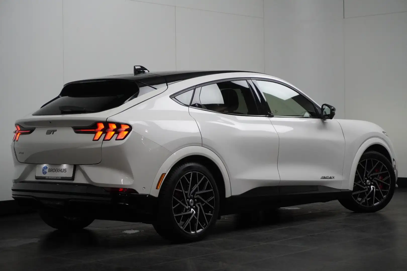 Ford Mustang Mach-E GT Extended AWD 98 kWh | Pano-dak | 360 Camera | B Blanc - 2