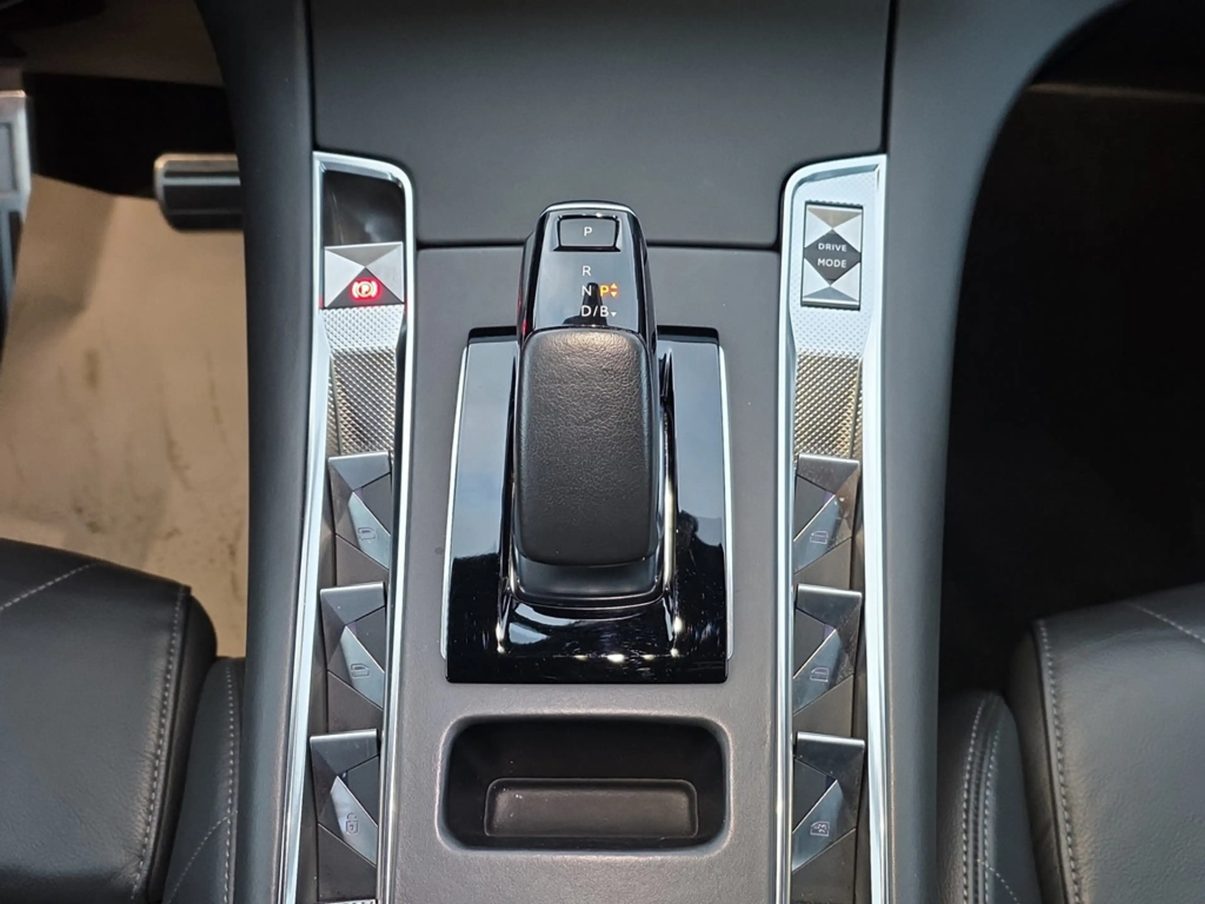 DS Automobiles DS 7 1.6 E-Tense 225 Grand Chic — photo 12