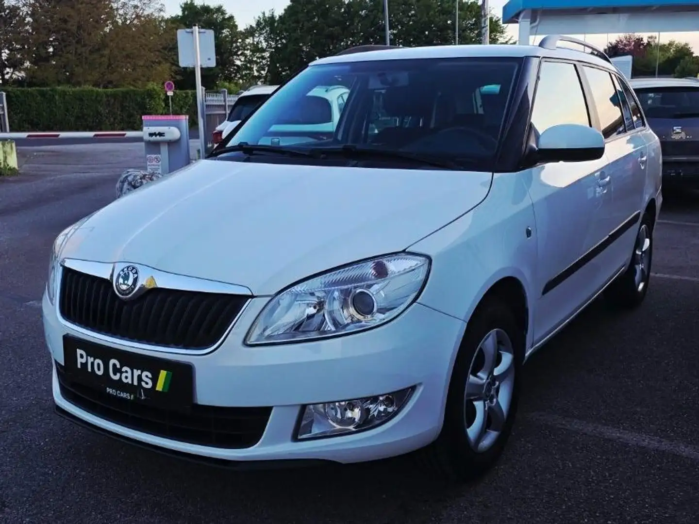 Skoda Fabia Family+ 1,2 TSI . Neu Pickerl, PDC, RFK Weiß - 2
