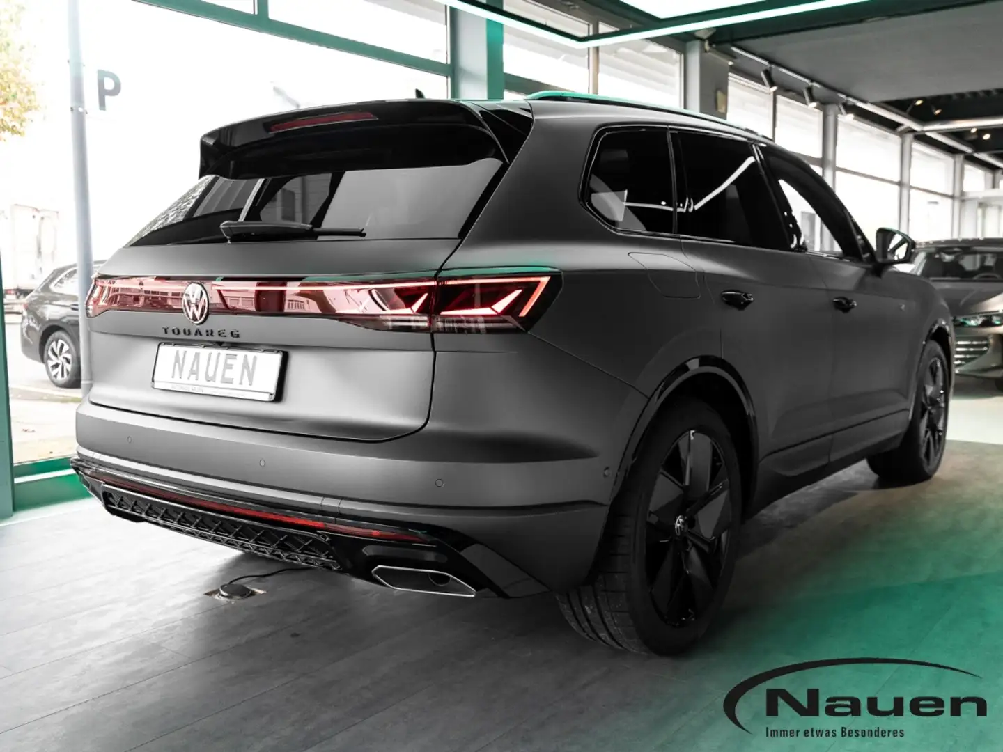 Volkswagen Touareg R-Line 3,0l V6 TDI R-Line Ext. Black Style Šedá - 2
