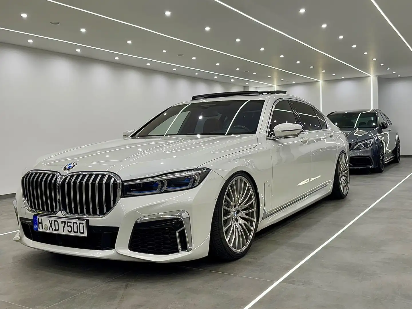 BMW 750 d L xDrive M Paket Individual/Sky Lounge Pano Weiß - 2